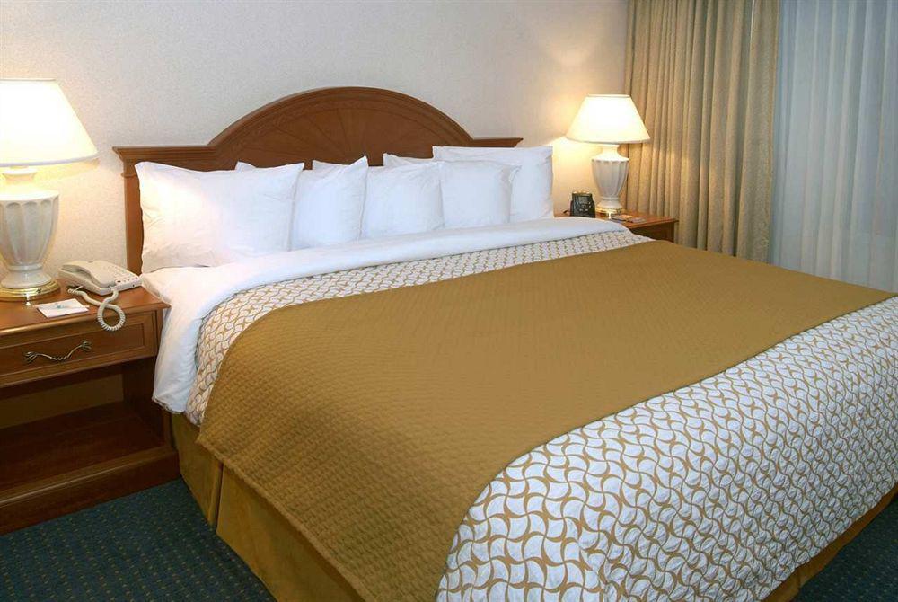 Embassy Suites By Hilton Cleveland Rockside Индипендънс Стая снимка