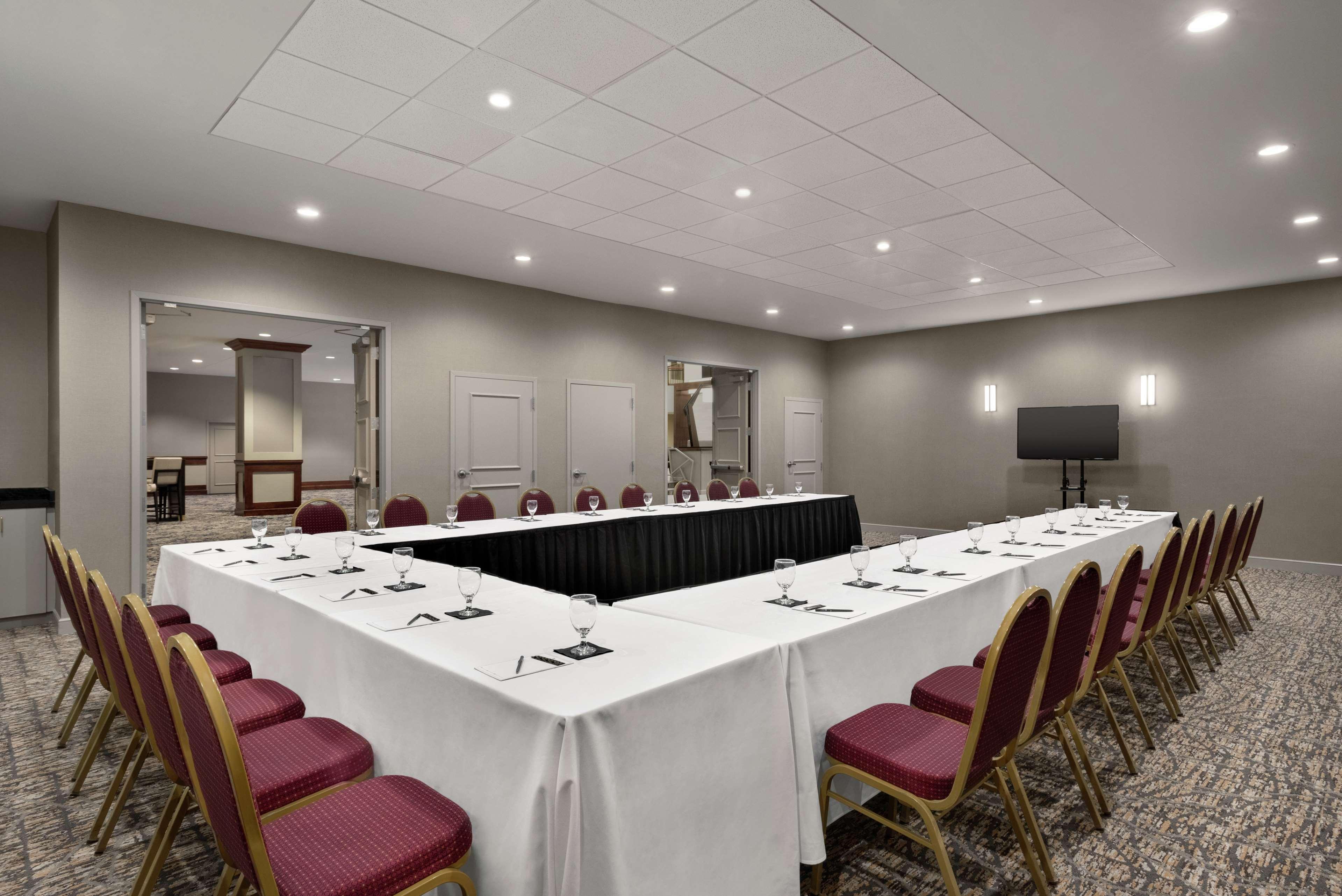 Embassy Suites By Hilton Cleveland Rockside Индипендънс Екстериор снимка